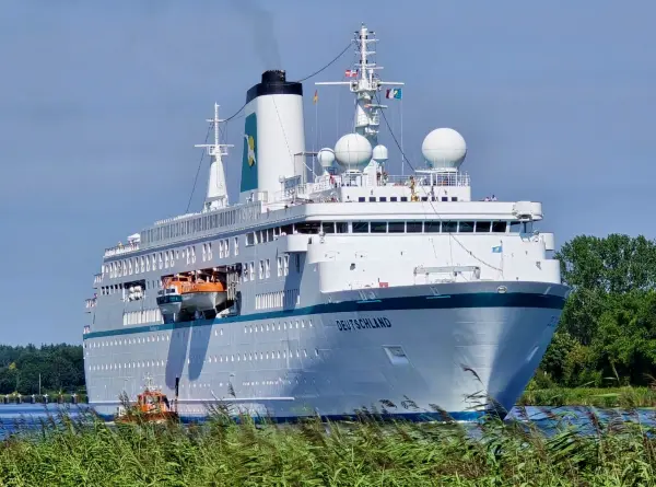 Traumschiff MS Deutschland (Phoenix Reisen)